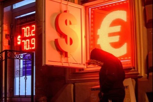 ОХУ-ын Төвбанк доллар, евро болон бусад валютаа зарахыг оросуудад үүрэгдлээ